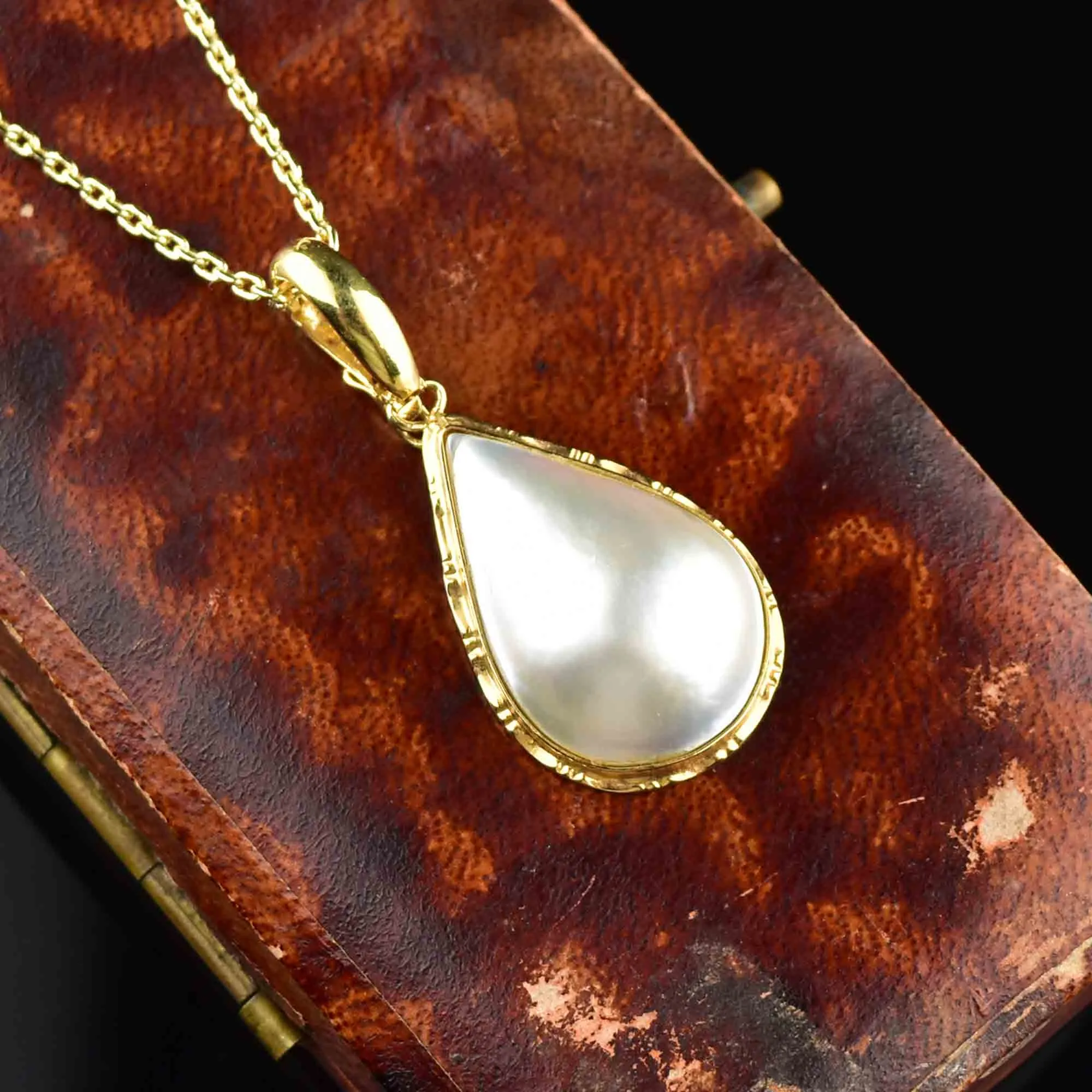 Vintage 14K Gold Baroque Mother of Pearl Pendant Necklace