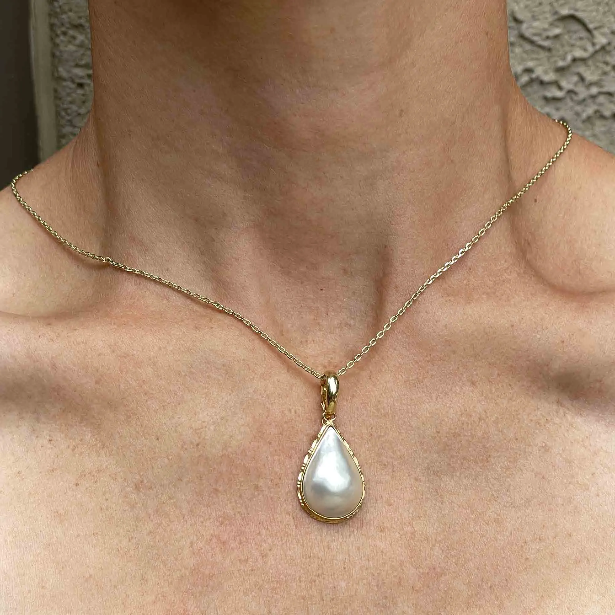 Vintage 14K Gold Baroque Mother of Pearl Pendant Necklace