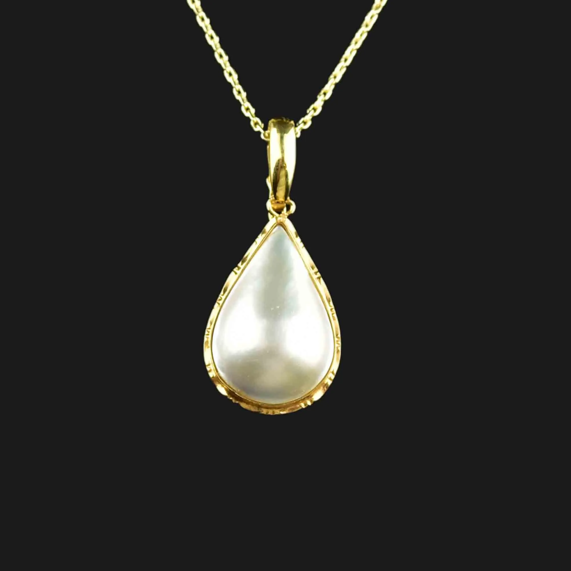 Vintage 14K Gold Baroque Mother of Pearl Pendant Necklace