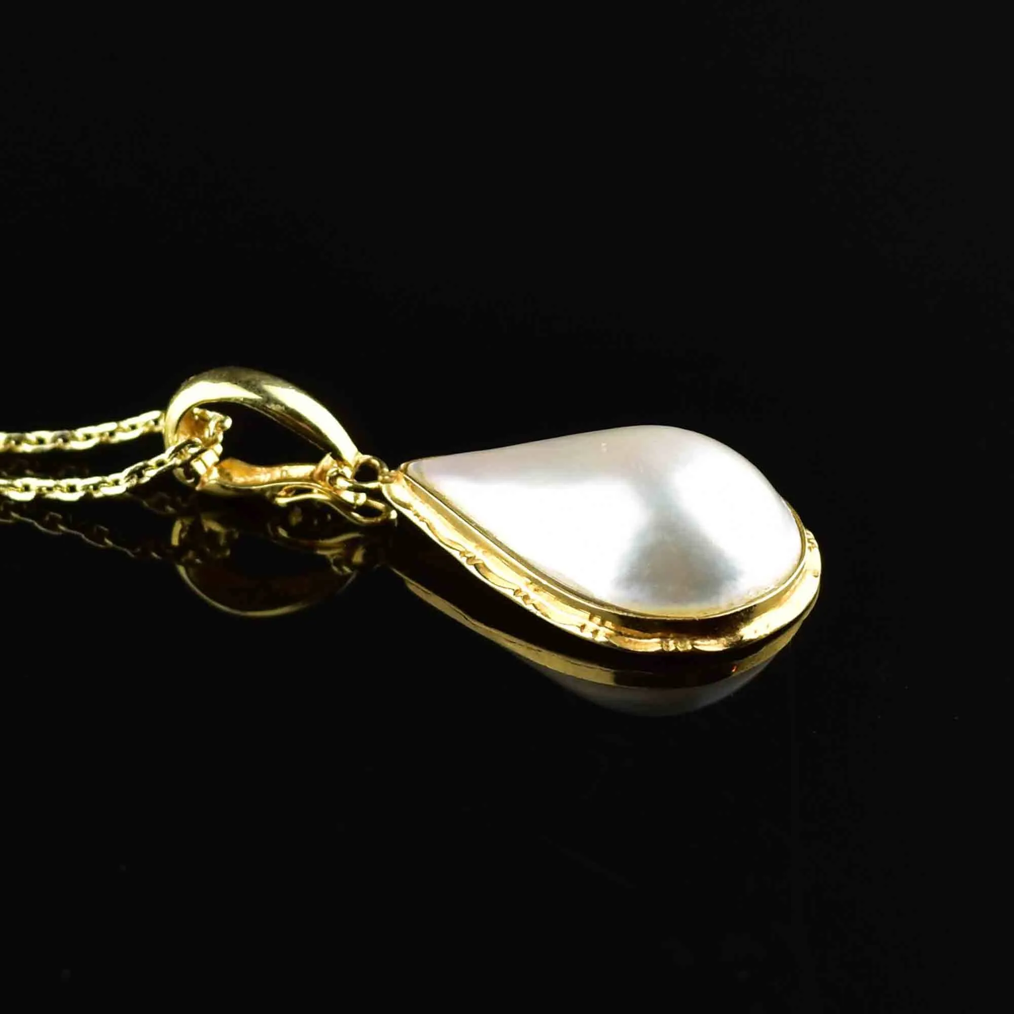 Vintage 14K Gold Baroque Mother of Pearl Pendant Necklace